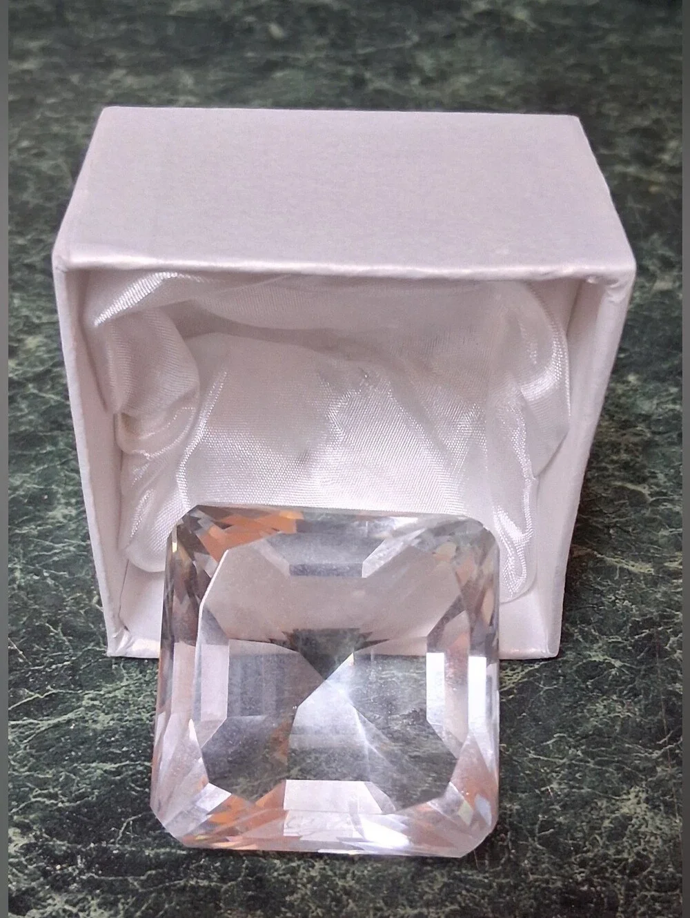 NIB Oleg Cassini Crystal Paperweight Diamond Asscher 2